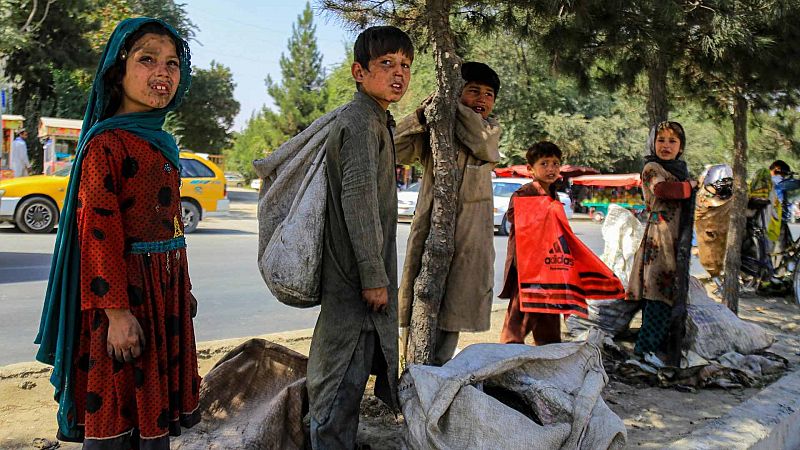 Niños de la calle en la recogida de basura reciclable durante el Día Internacional del Niño, en Kabul, Afganistán.