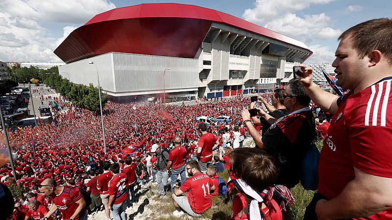 Alrededores del estadio El Sadar llenos de aficionados de Osasuna antes de su último partido de Liga