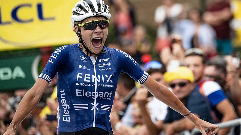 Yara Kastelijn celebra su victoria en la cuarta etapa del Tour Femenino 2023