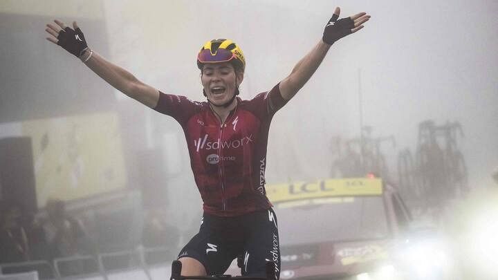 Tour femenino 2023: Demi Vollering celebra su victoria en el Tourmalet