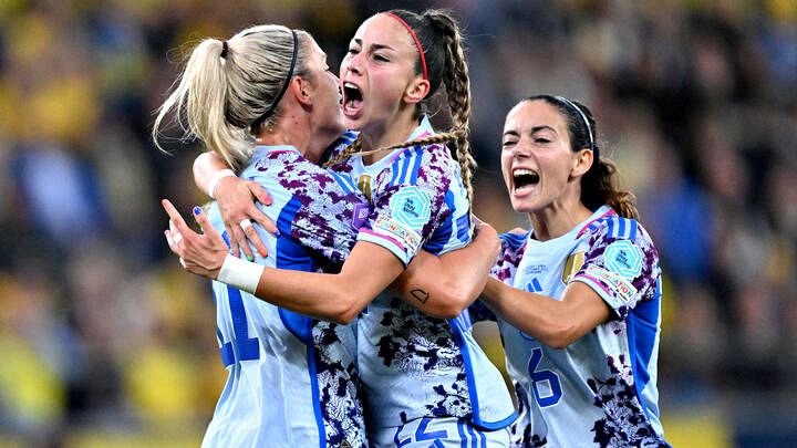 Athenea del Castillo celebra su gol junto a Alexia Putellas y a Aitana Bonmati durante el Suecia-España de Nations League.