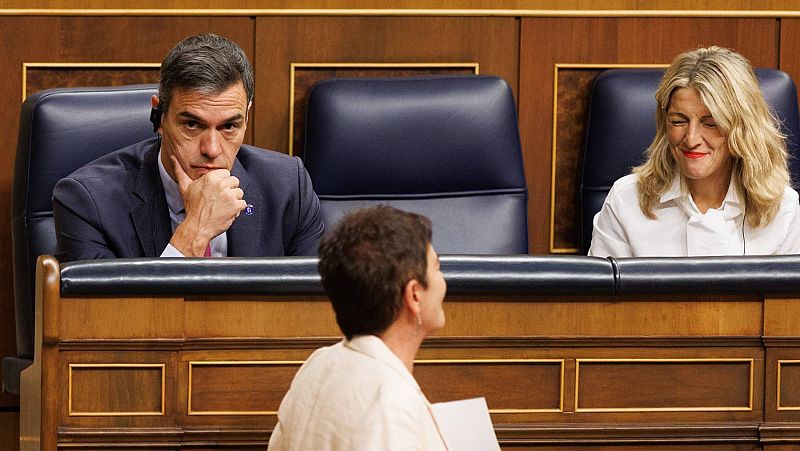 El presidente en funciones, Pedro Sánchez, con el pinganillo para seguir la intervención de la portavoz de EH Bildu El presidente en funciones, Pedro Sánchez, con el pinganillo para seguir la intervención de la portavoz de EH Bildu