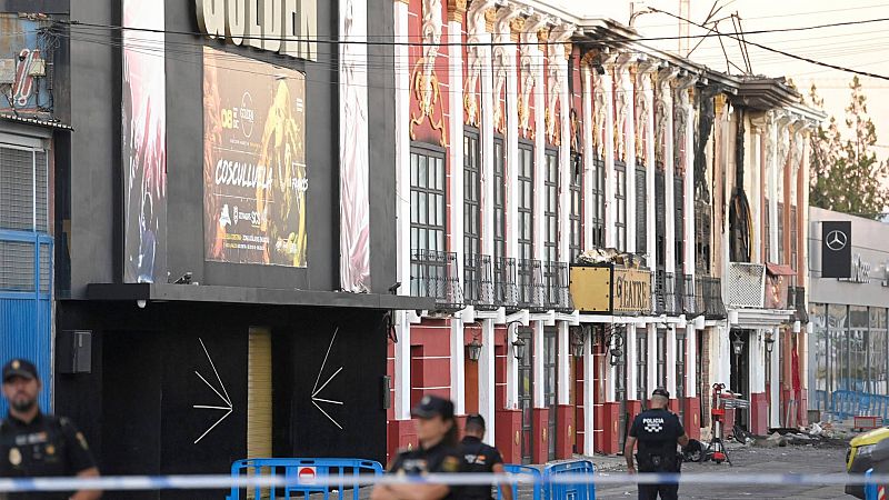 Agentes de policía vigilan en el exterior de las discotecas de Murcia donde se produjo el incendio