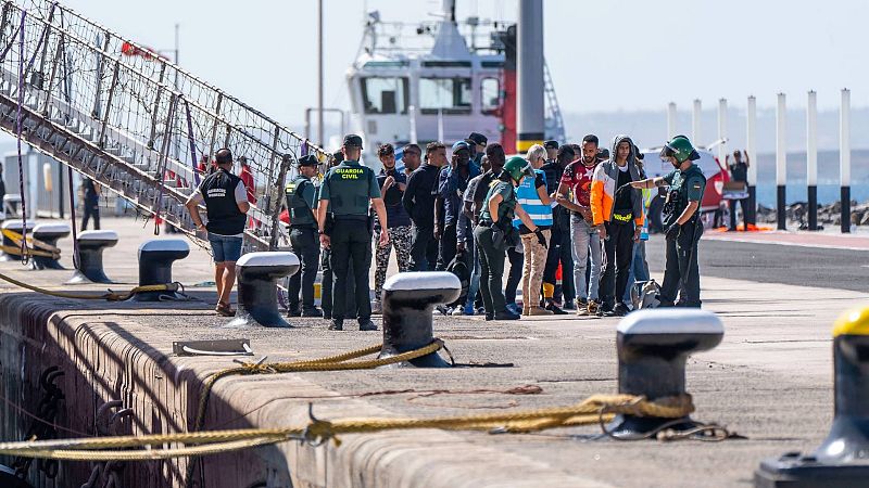 Decenas de migrantes llegan al Puerto del Rosario en un barco de Salvamento Marítimo