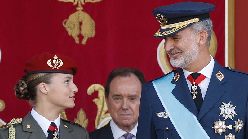Desfile del 12 de Octubre: La princesa de Asturias, Leonor y el rey Felipe VI se miran sonriendo durante el desfile