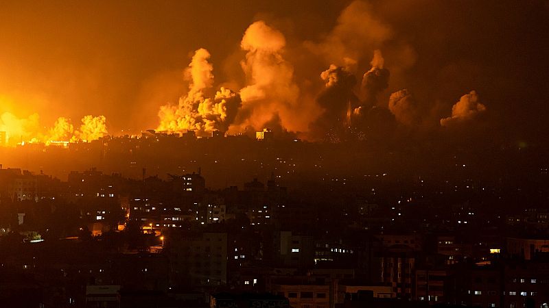 Columnas de humo en la Franja de Gaza tras un ataque israelí