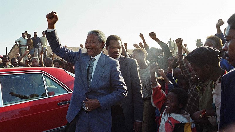 Nelson Mandela saluda con el puño en alto a sus partidarios en Boipatong el 9 de julio de 1991.
