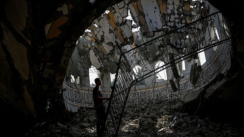 Un palestino inspecciona el lugar de un ataque israelí contra una mezquita