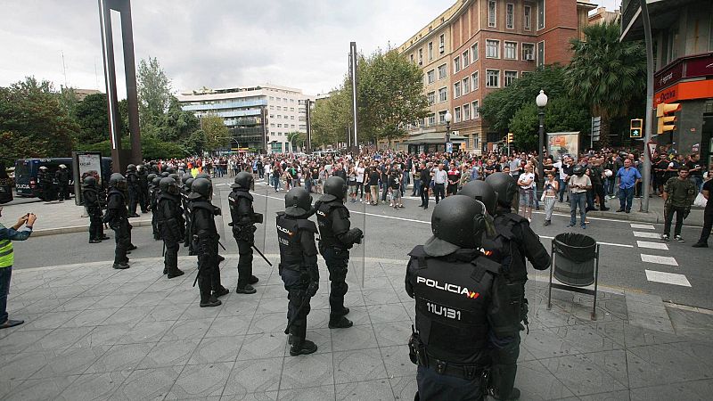 Agentes de la policía nacional forman un cordón en el exterior del IES Tarragona el 1 de octubre de 2017