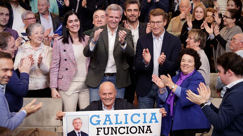 El líder del PP, Alberto Núñez Feijóo, y el candidato 'popular', Alfonso Rueda, en el acto de cierre de campaña de su partido
