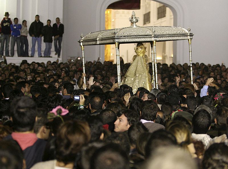 Los almonteños han saltado la reja, dando con ello comienzo la procesión de la Blanca Paloma.