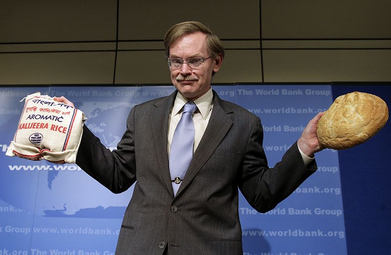 El presidente del Banco Mundial, Robert Zoellick, sostiene una bolsa de arroz y una barra de pan en una conferencia de prensa en Washington.