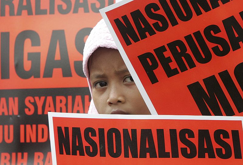Protesta del grupo radical islámico Hizbut Tahrir en Yakarta (Indonesia) contra el incremento de los precios del combustible de hasta en un 30%.