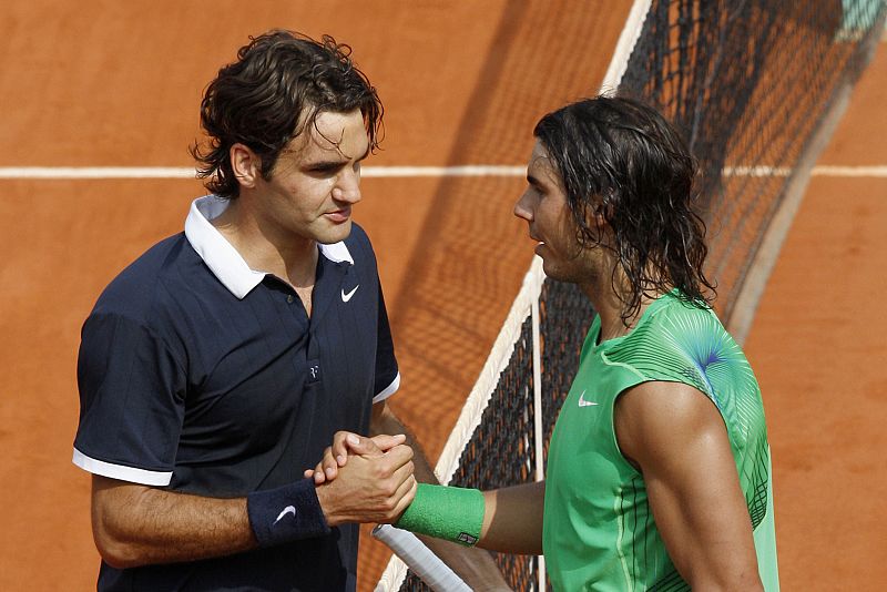 El número uno del mundo, Roger Federer brinda su mano y su reconocimiento a Nadal.