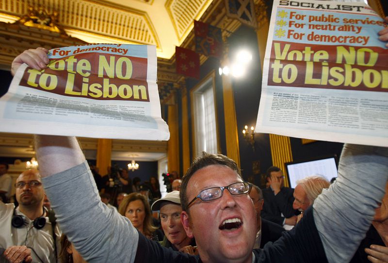 Un partidario del NO celebra el rechazo irlandés al Tratado de Lisboa