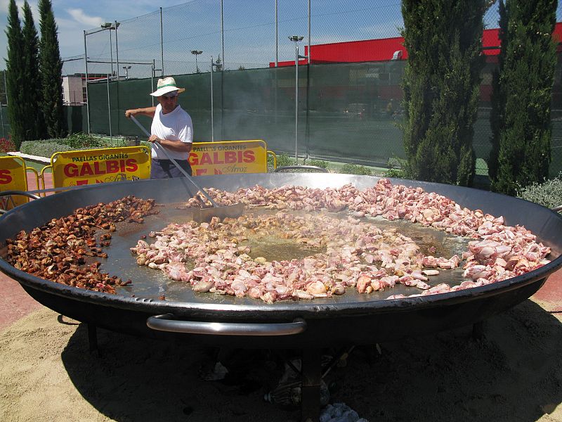 Una paella para 1.200 personas