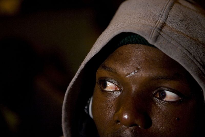 Un inmigrante después de su llegada al puerto de Arguineguín, en Gran Canaria.