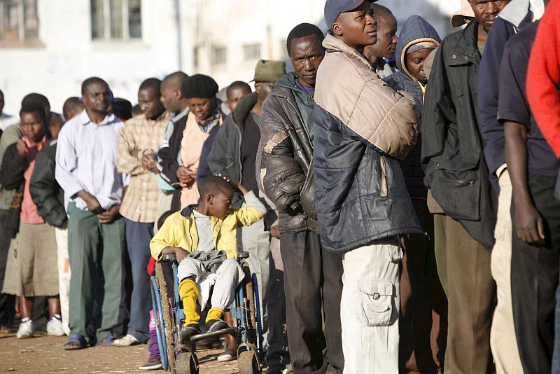 Varios votantes hacen fila para votar en un colegio electoral en Harare, Zimbawe, hoy viernes 27 de junio de 2008. Zimbawe está celebrando la segunda vuelta de sus elecciones presidenciales que lidera el partido del presidente Robert Mugabe, Zanu PF.