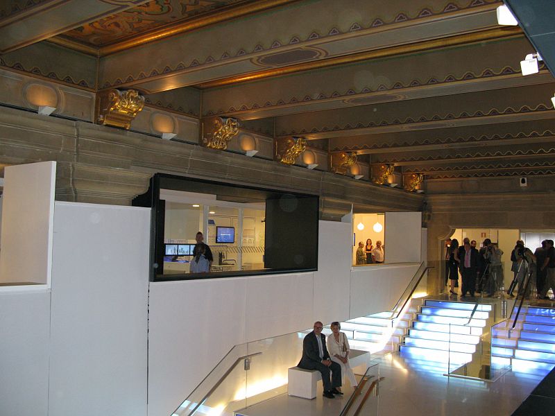 El hall de la nueva tienda impresiona al mezclar el futurismo y el estilo clásico del edificio.