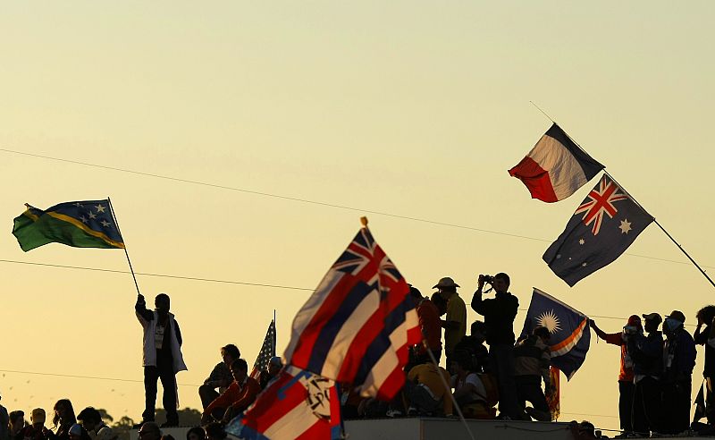 Peregrinos en Sidney, cada cual con la bandera de su país, el día de apertura de la Jornada Mundial de la Juventud.