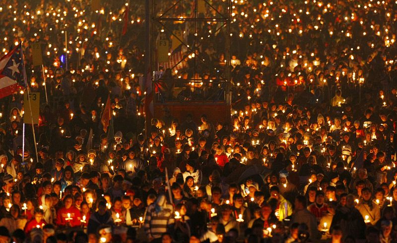 Miles de personas con velas escuchando al Papa en la vigilia del 19 de julio.