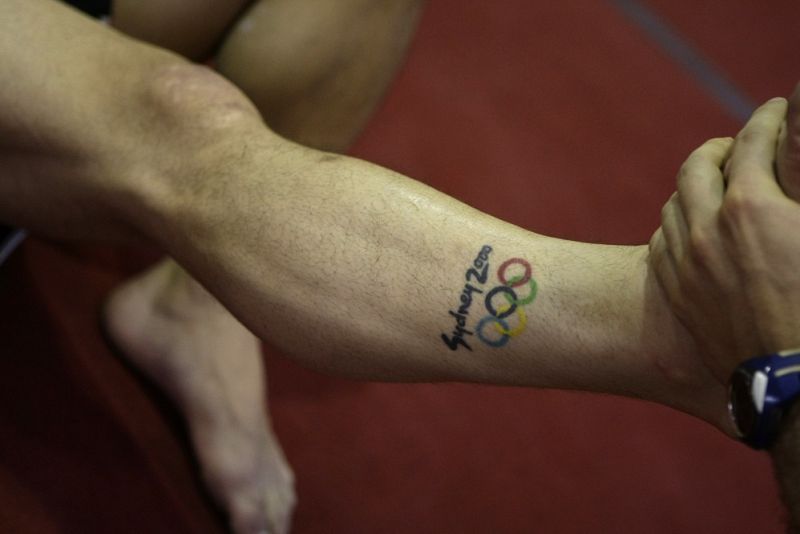El tatuaje que luce el gimnasta recuerda su medalla de oro en los Juegos de Sidney