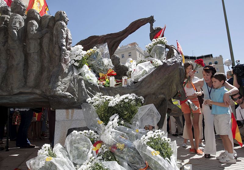 Los asistentes al homenaje en la Plaza de la República Argentina han depositado flores.