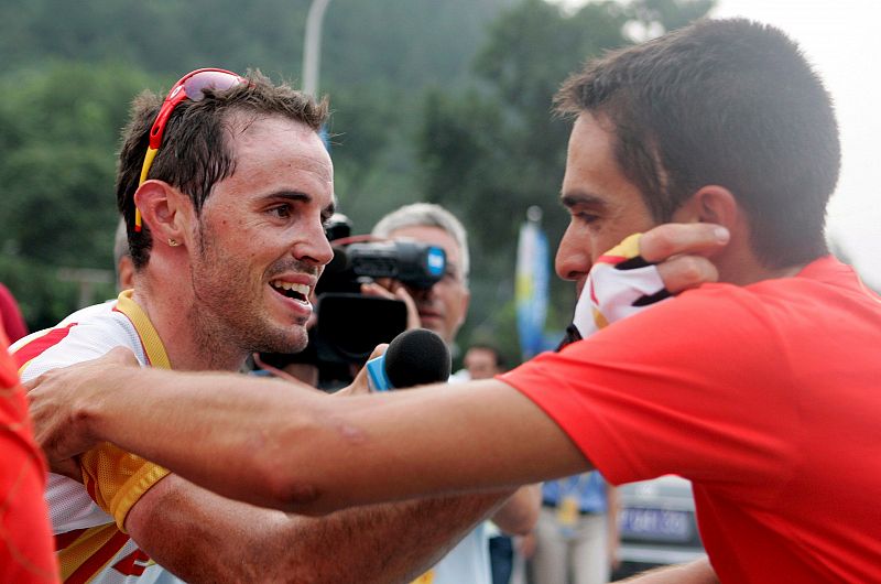 Samuel Sánchez abraza a Contador tras proclamarse campeón.
