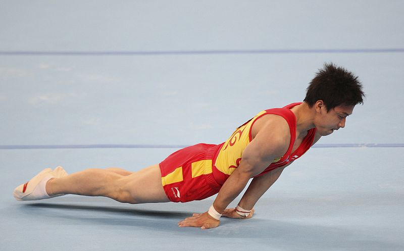 El gimnasta chino Zou Kai, durante su ejercicio en el que ganó la medalla de oro en la final del concurso de suelo de los Juegos Olímpicos de Pekín.
