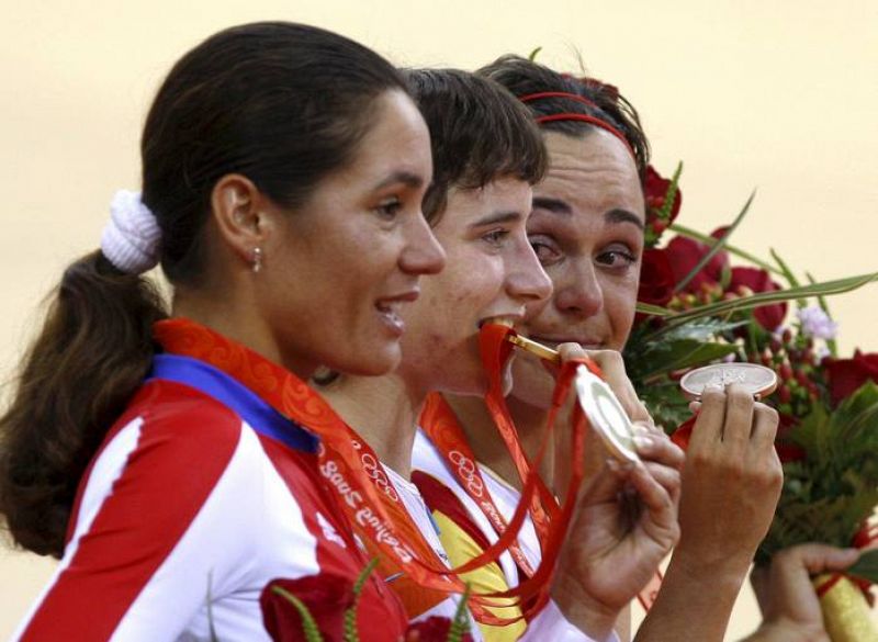 La ciclista española Leire Olaberria celebra su medalla de bronce en puntuación femenina de ciclismo en pista junto la holandesa Marianne Vos, que logró el oro, y la cubana Yoanika Gonzales, que se hizo con la plata.
