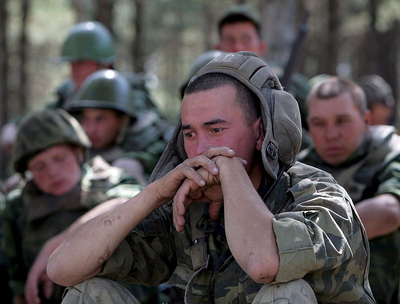 Varios soldados rusos esperan a la orden de retirada en Gori, Georgia, este martes, 19 de agosto de 2008.