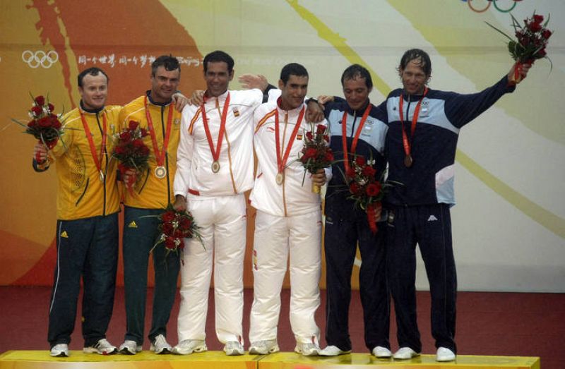 Echávarri y Paz posan con los australianos y los argentinos tras la entrega de las medallas.