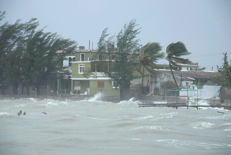 El fuerte oleaje golpea las casas de Punta Gorda en la Bahía de Cienfuegos, Cuba