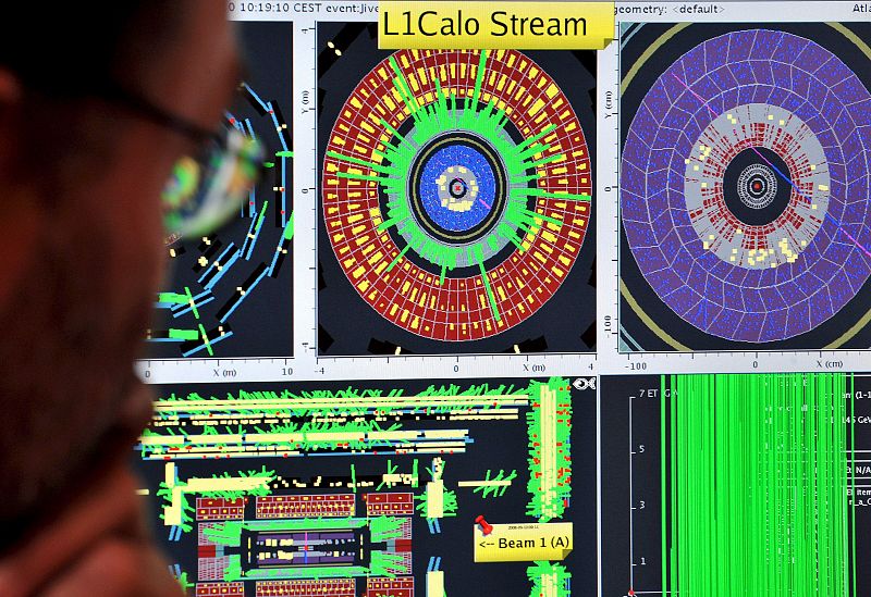 Un cientifico observa detalladamente su pantalla durante el proceso de encendido