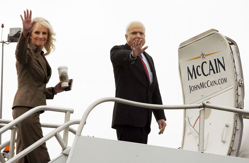 John McCain y su esposa, en el avión del candidato que le lleva hasta Oxford