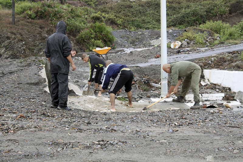 Un grupo de personas abre un desagüe en Ceuta