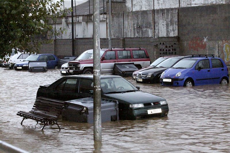 Coches en una calle inundada en Ceuta