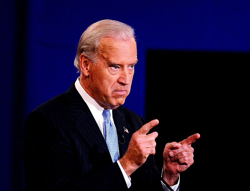 Biden, en un gesto serio durante el debate electoral