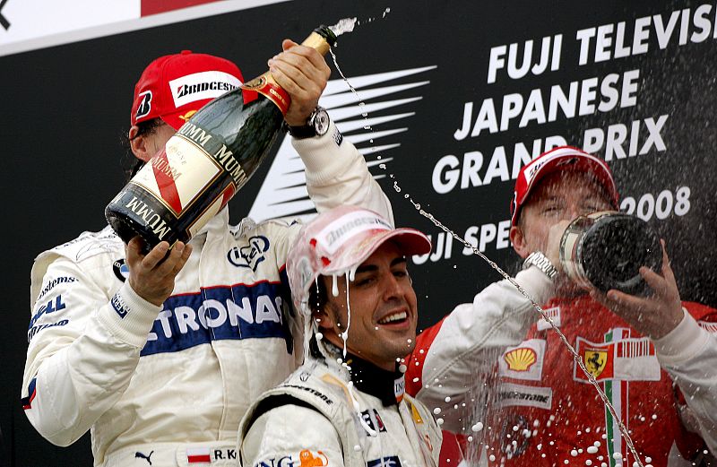 Fernand Alonso celebra una nueva victoria en una recta final de pretemporada espectacular.