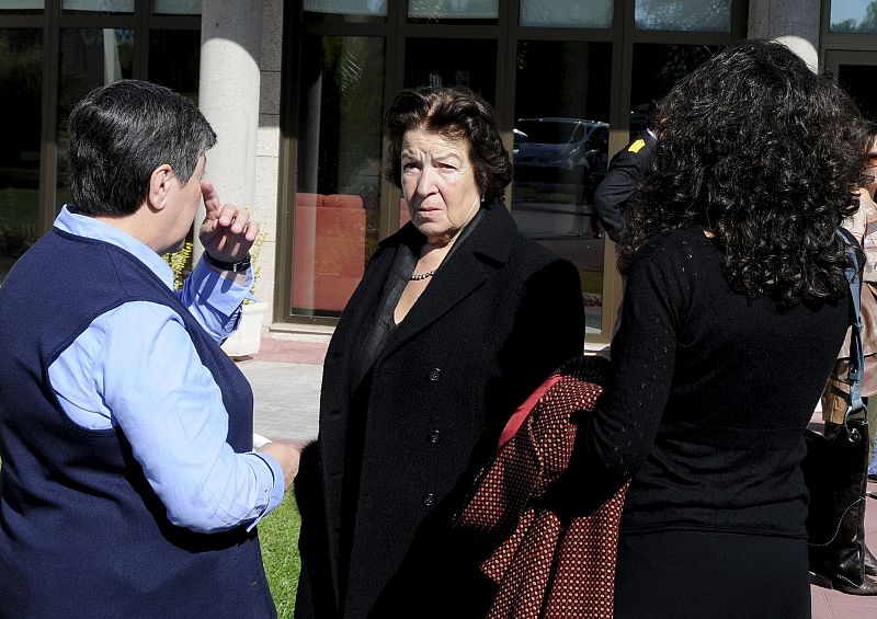 La viuda de José María Cuevas, Pilar Tello (c), en el exterior del Tanatorio de La Paz en la localidad madrileña de Tres Cantos, donde está instalada la capilla ardiente.