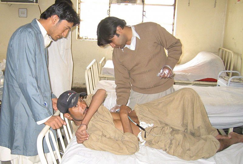 Uno de los heridos del terremoto, procedente de Ziarat, recibe tratamiento médico en un hospital de Quetta.