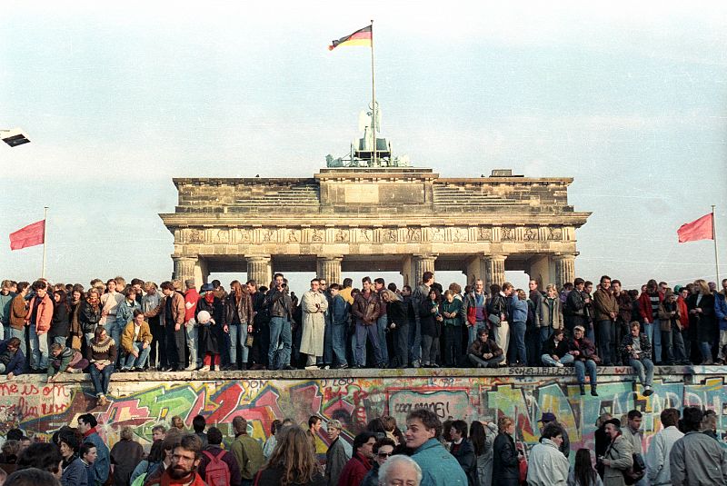 FALL OF Cientos de berlineses tomaron el muro durante días para reclamar su definitiva destrucción.THE BERLIN WALL.