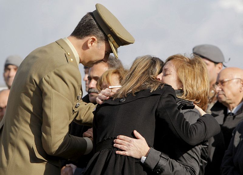 Los Príncipes de Asturias consuelan a las viudas de los dos militares fallecidos en el atentado de Afganistán.