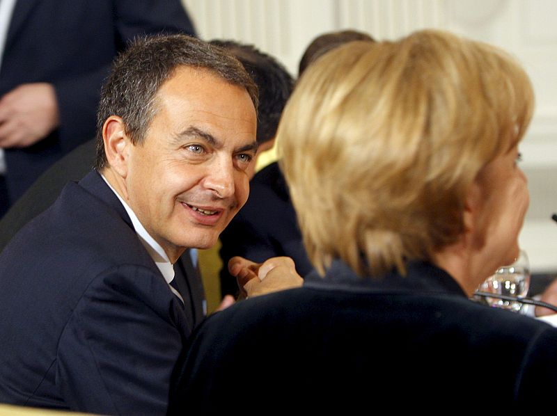 El presidente del Gobierno, José Luis Rodríguez Zapatero conversa con la canciller alemana, Angela Merkel, durante la cena de gala.