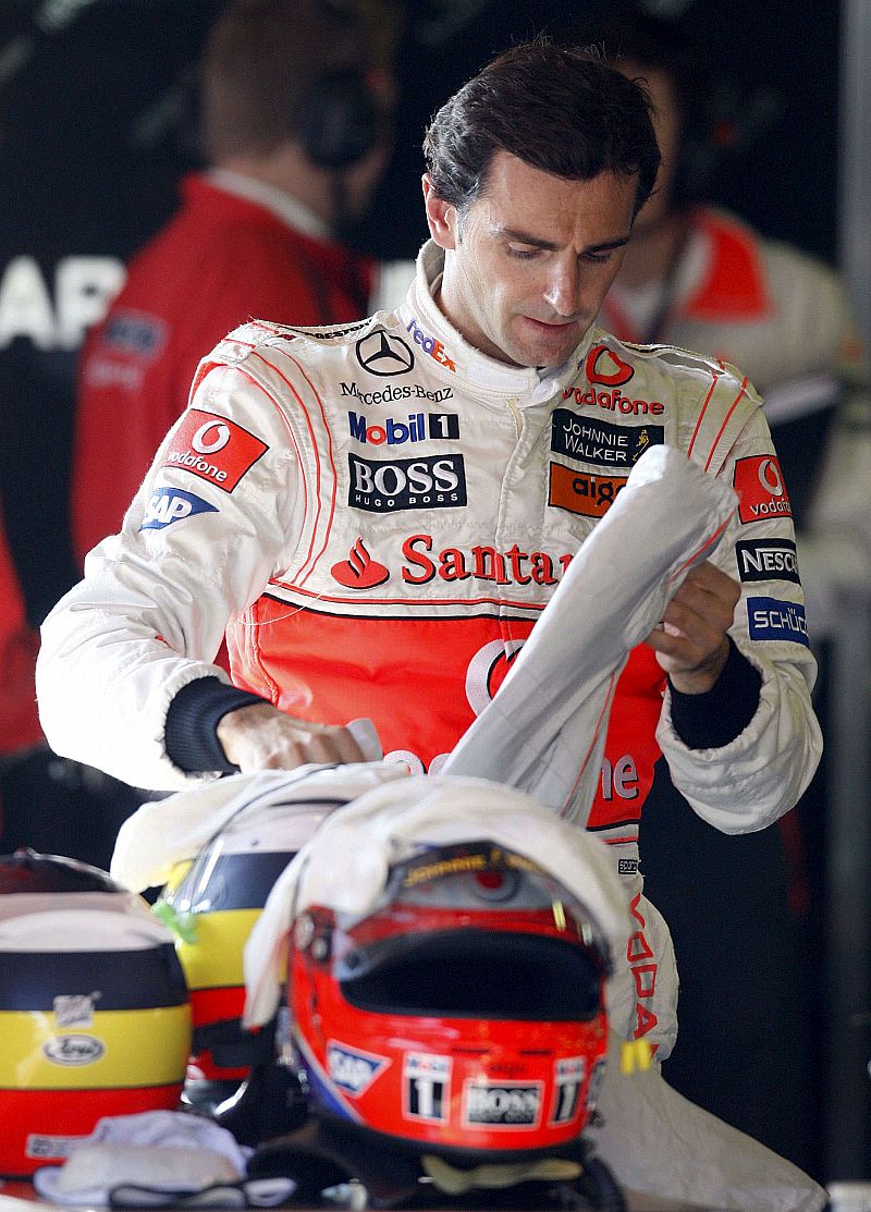 El piloto probador de McLaren Mercedes, Pedro Martínez de la Rosa, durante los entrenamientos que se realizan estos días en el circuito de Montmeló.