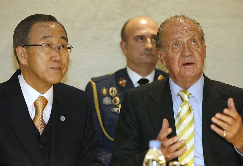 El Rey habla con el secretario general de Naciones Unidas, Ban Ki-moon, durante la ceremonia. Los Reyes de España y máximo responsable de la ONU fueron los encargados de inaugurar la sala.