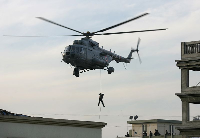 Comandos indios descienden en rappel desde un helicóptero a la azotea de Casa Nariman en Bombai