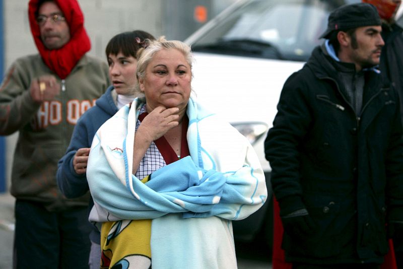 Algunos de los afectados por la explosión de gas, esta madrugada, en un edificio de tres plantas de la localidad barcelonesa de Gavá, en la que veinticinco personas han resultado heridas, 17 de ellas de gravedad, entre ellas cuatro menores de edad, e