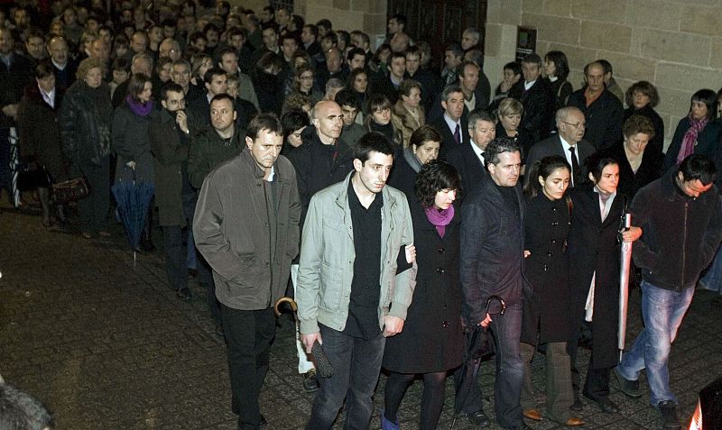 Familiares y amigos de Ignacio Uría, a su llegada a la iglesia parroquial de San Sebastián de Soreasu.