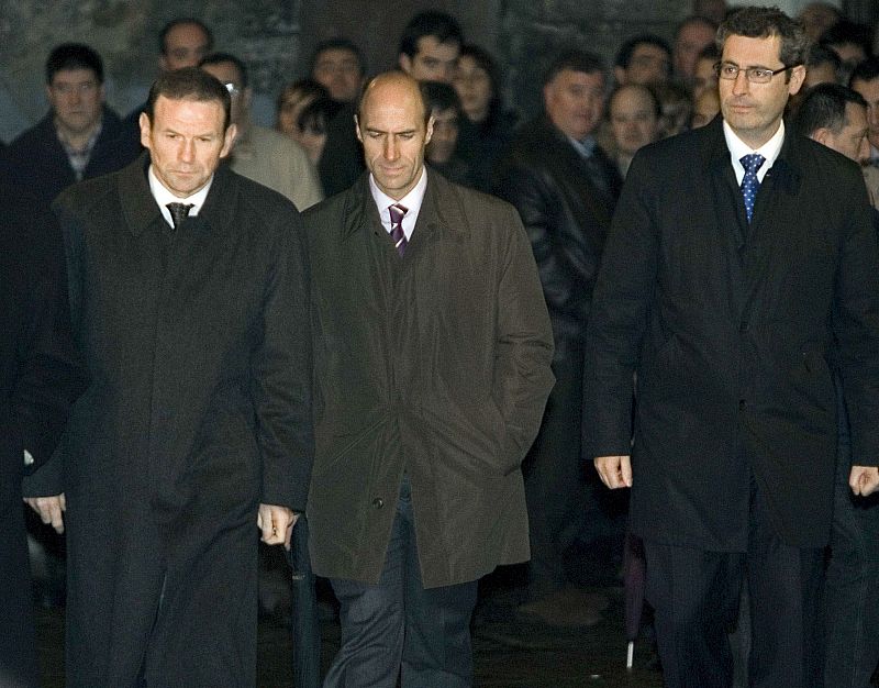 El lehendakari, Juan José Ibarretxe, junto al diputado general de Guipúzcoa, Markel Olano, y el presidente de Adegi, Eduardo Zubiaurre, a su llegada al funeral.